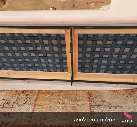 מבנה תחתון של ספה עם רצועות אלסטיות שזורות לחיזוק הריפוד
